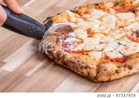 ピザとピザカッター　pizza 87337959
