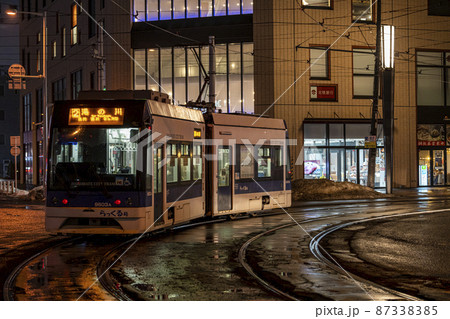 夜の函館の町並みと函館市電 北海道函館市 夜の函館の町並みと函館市電 北海道函館市 87338385