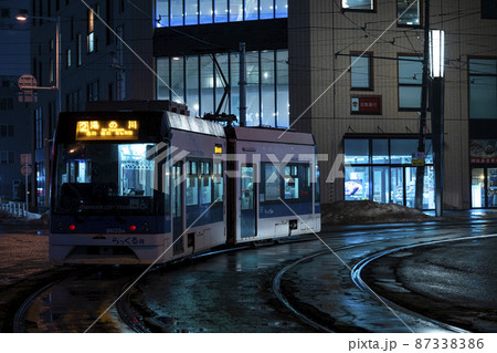 夜の函館の町並みと函館市電 北海道函館市 夜の函館の町並みと函館市電 北海道函館市 87338386