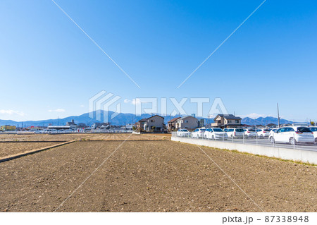 丹沢山系を望む海老名駅西口の田園風景 87338948