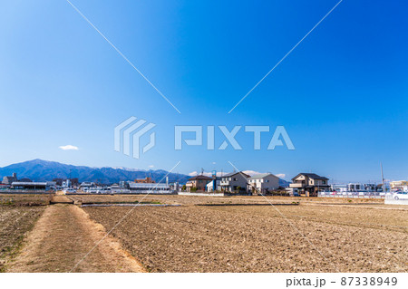 丹沢山系を望む海老名駅西口の田園風景 丹沢山系を望む海老名駅西口の田園風景 87338949