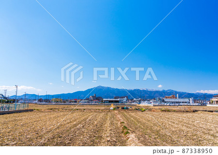 丹沢山系を望む海老名駅西口の田園風景 87338950
