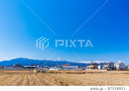 丹沢山系を望む海老名駅西口の田園風景 丹沢山系を望む海老名駅西口の田園風景 87338951