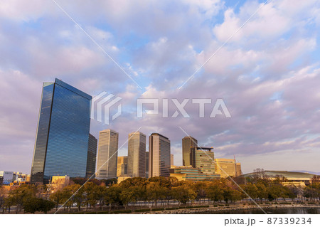 大阪城公園から見る大阪ビジネスパーク(OBP)の綺麗な夕景　冬 87339234
