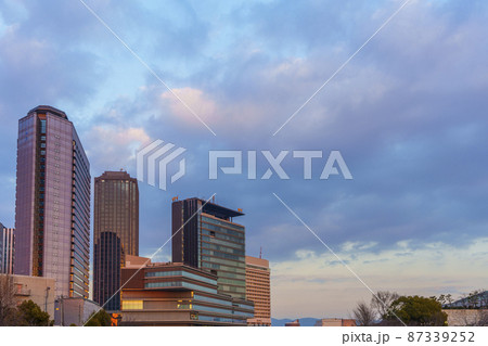 新鴫野橋から　大阪ビジネスパーク(OBP)の綺麗な夕景　冬 87339252