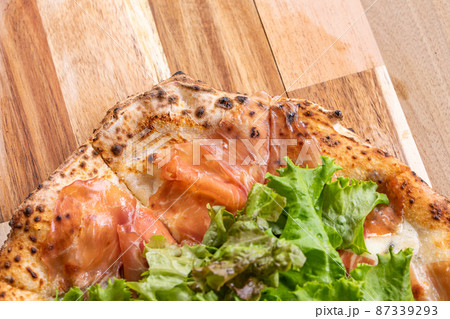 サラダののったピザ　pizza 87339293