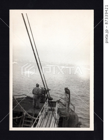 1939年、北太平洋上で鯨に照準を合わせる砲手、捕鯨船の舳先を撮った貴重な歴史資料的写真。 1939年、北太平洋上で鯨に照準を合わせる砲手、捕鯨船の舳先を撮った貴重な歴史資料的写真。 87339421