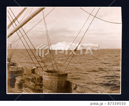 1939年、北太平洋を航行する捕鯨船の甲板から流氷を撮影したモノクロ写真。 1939年、北太平洋を航行する捕鯨船の甲板から流氷を撮影したモノクロ写真。 87339550