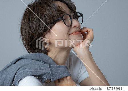 ショートヘアの女性　 87339914