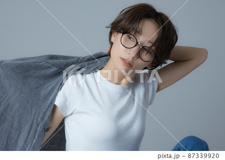 ショートヘアの女性　 87339920