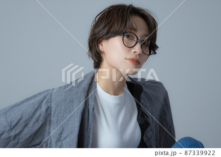 ショートヘアの女性 ショートヘアの女性 87339922