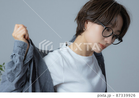 ショートヘアの女性 ショートヘアの女性 87339926