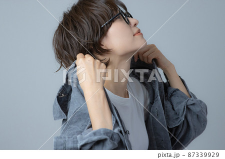 ショートヘアの女性　 87339929