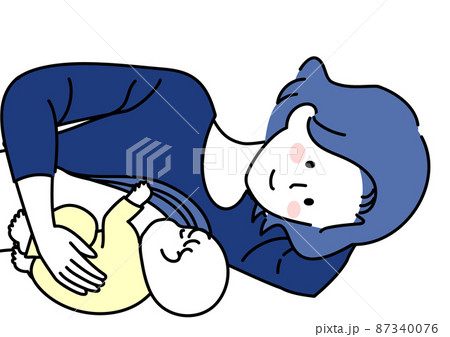 添い寝で授乳中の母子 87340076