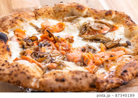 鮭ときのこのピザ　pizza 87340189