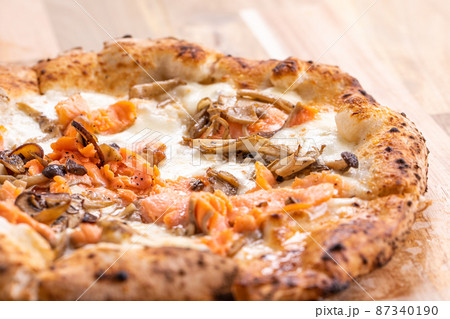 鮭ときのこのピザ　pizza 87340190