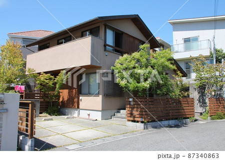 落ち着いた雰囲気のアースカラーの瀟洒な和風テイストの戸建て住宅 87340863