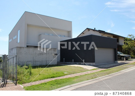 モノクロのスタイリッシュなキューブ型のコンクリート打ちっぱなし塀のある美しい戸建て住宅 87340868