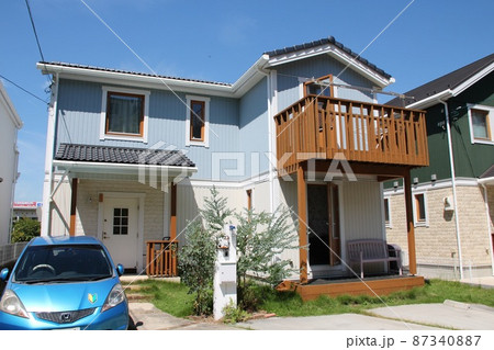 水色と白色の色使いがかわいい北欧風の美しい戸建て住宅 87340887