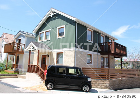 タイル張りと緑色のバイカラーが映える角地の美しい北欧風の戸建て住宅 タイル張りと緑色のバイカラーが映える角地の美しい北欧風の戸建て住宅 87340890