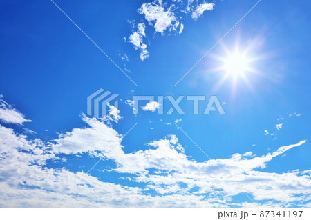 青空と白い雲　そして太陽の日差し 87341197