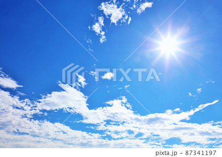 青空と白い雲 そして太陽の日差し 青空と白い雲 そして太陽の日差し 87341197