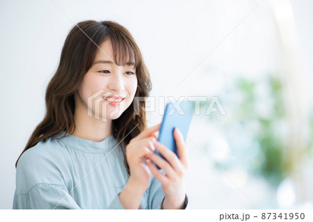 女性 スマホ 女性 スマホ 87341950