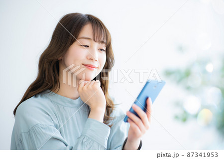 女性　　スマホ 87341953