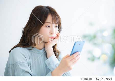 女性　　スマホ 87341954