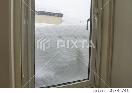 大雪で埋まる窓 87342741