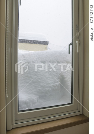 大雪で埋まる窓 大雪で埋まる窓 87342742
