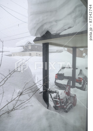大雪の様子 埋もれる玄関 大雪の様子 埋もれる玄関 87342744