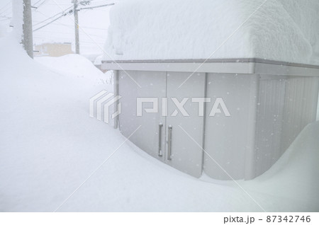 大雪の様子 埋もれる物置 87342746