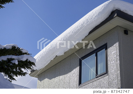 大雪が降った翌日の屋根（雪庇） 87342747