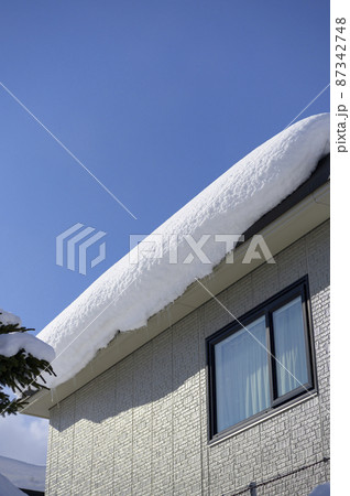 大雪が降った翌日の屋根（雪庇） 87342748