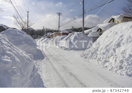 大雪が降った翌日の住宅街（札幌市） 87342749