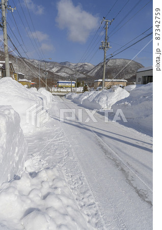 大雪が降った翌日の住宅街(札幌市) 大雪が降った翌日の住宅街(札幌市) 87342759