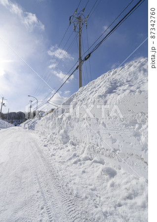 大雪が降った翌日の住宅街(札幌市) 大雪が降った翌日の住宅街(札幌市) 87342760