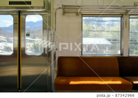 西武秩父線の車内 87342966