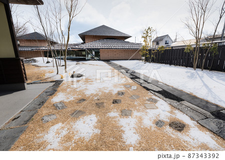 宮城の明治村雪景色の登米町武家屋敷 87343392