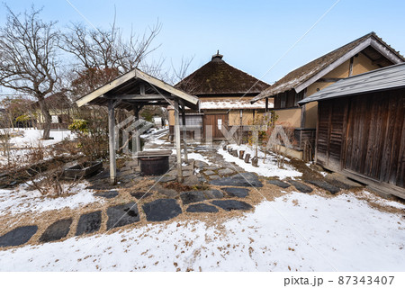 宮城の明治村雪景色の登米町武家屋敷 宮城の明治村雪景色の登米町武家屋敷 87343407