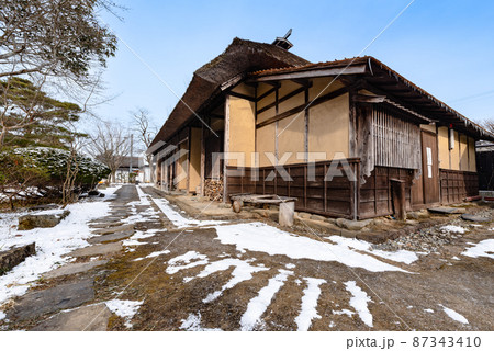宮城の明治村雪景色の登米町武家屋敷 87343410