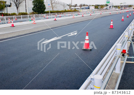 道路工事中の暫定矢印 道路工事中の暫定矢印 87343612