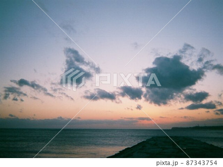 君ヶ浜から見える夕日と海 87343754