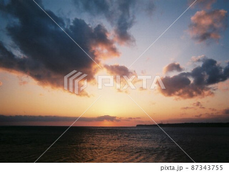 銚子港から見える夕日と海 87343755