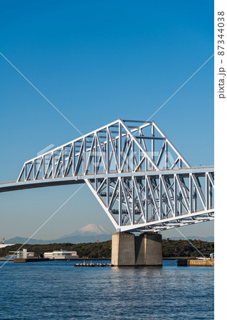 【早朝の東京ゲートブリッジと富士山】 【早朝の東京ゲートブリッジと富士山】 87344038