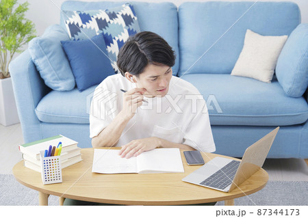男性　オンライン講座　リビング 87344173