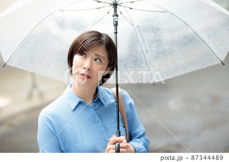 女性 雨 傘 梅雨 女性 雨 傘 梅雨 87344489