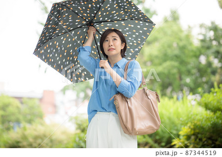女性　雨　傘　梅雨　 87344519