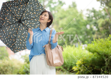 女性　雨　傘　梅雨　 87344520